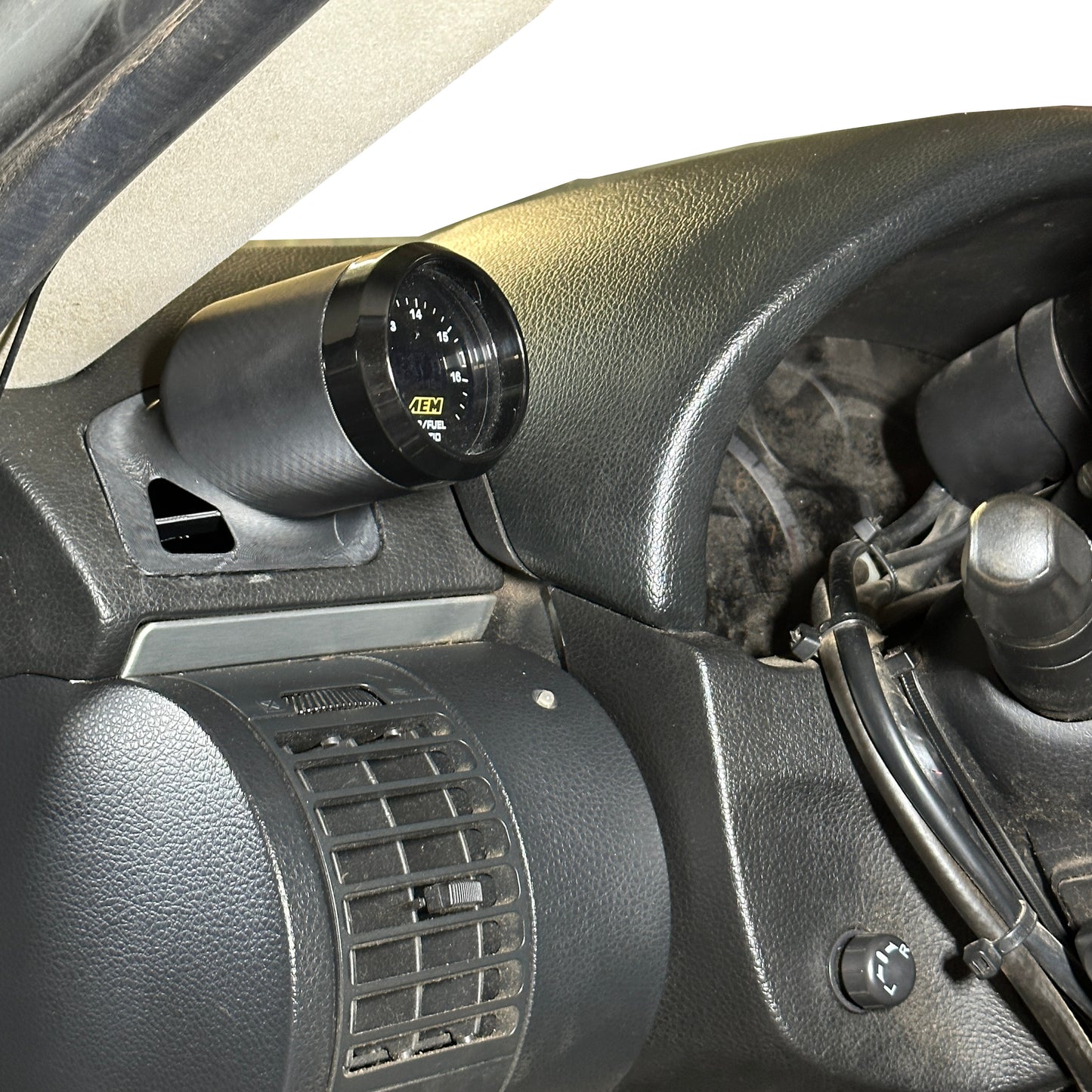 Single gauge pod mount for 2006-2007 G35 functional defrost vent (Facelift)