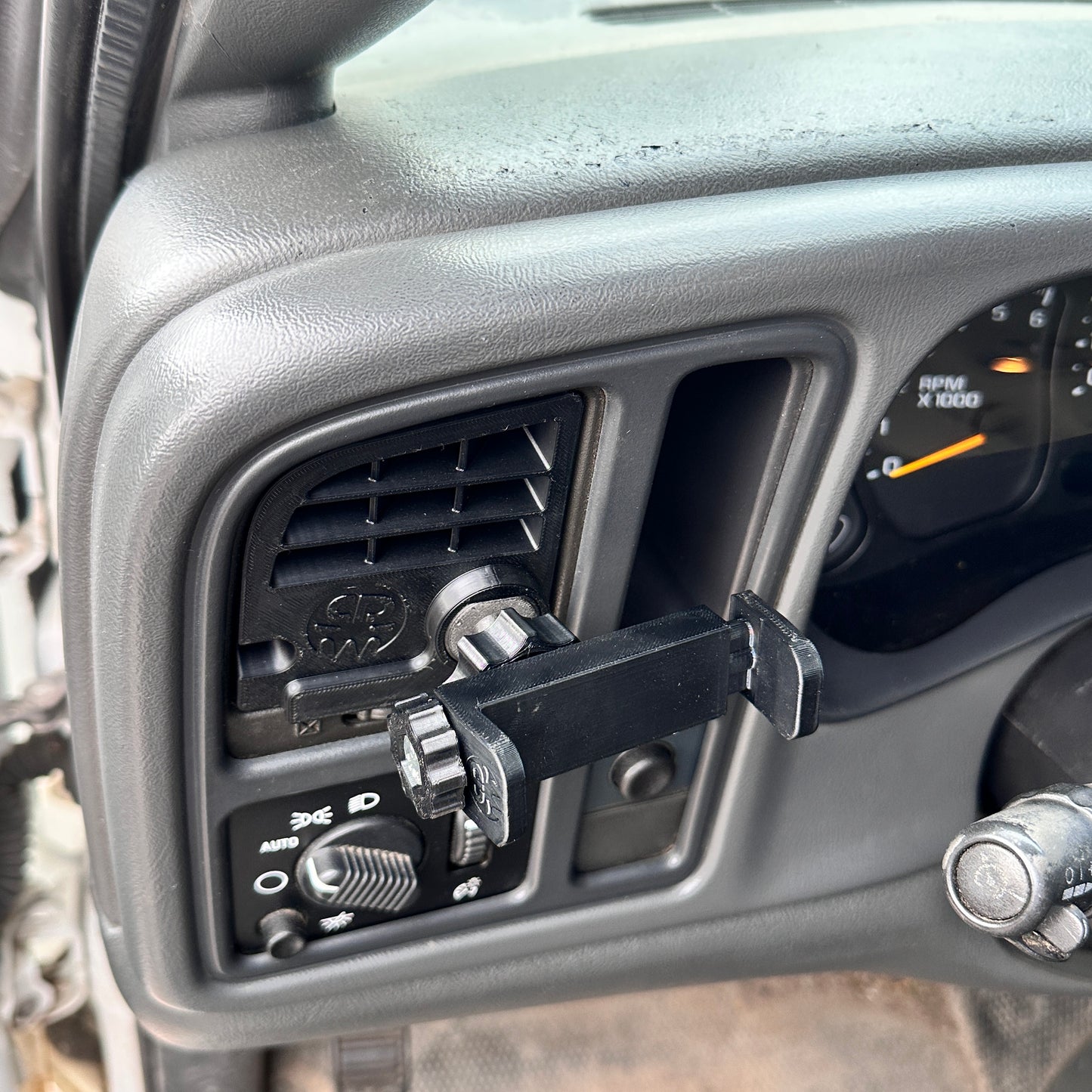Custom phone mount for 1999-2006 Silverado Sierra Tahoe Yukon functional vent