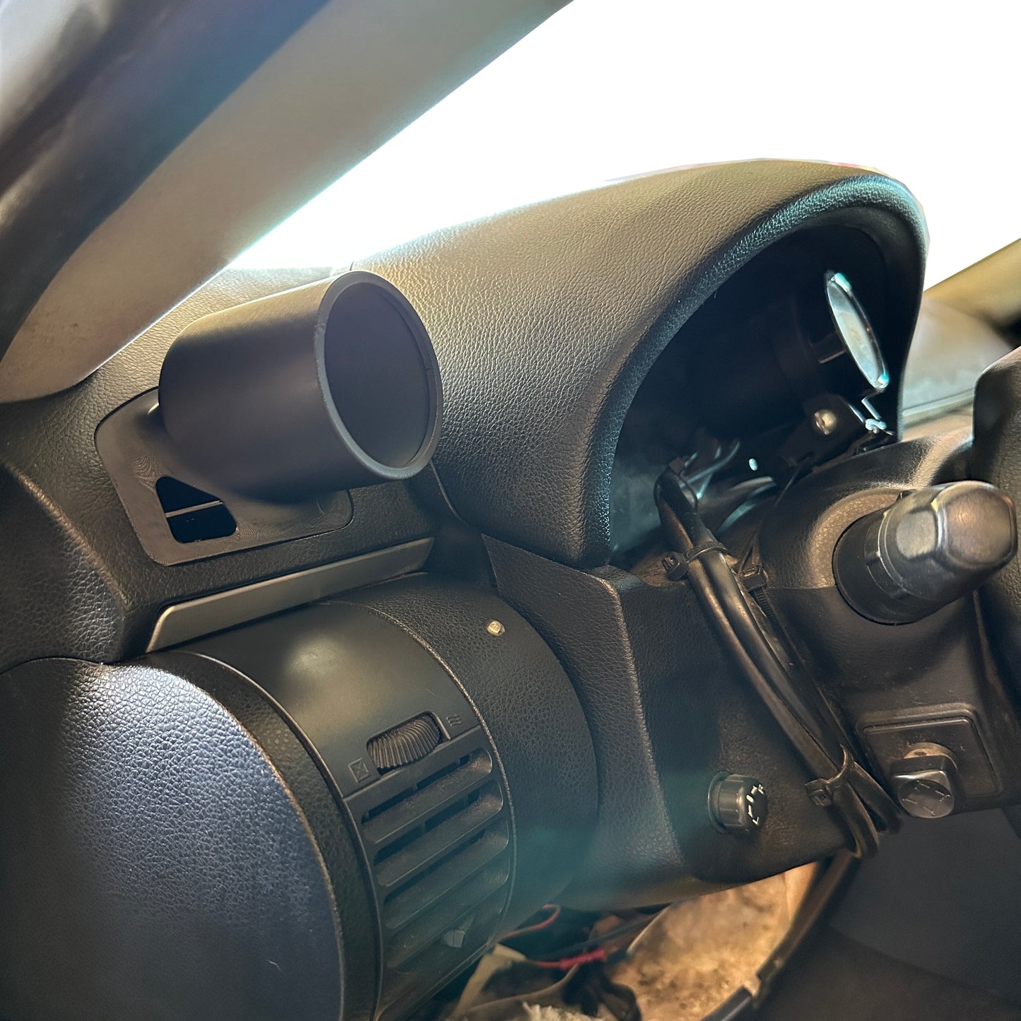 Single gauge pod mount for 2006-2007 G35 functional defrost vent (Facelift)