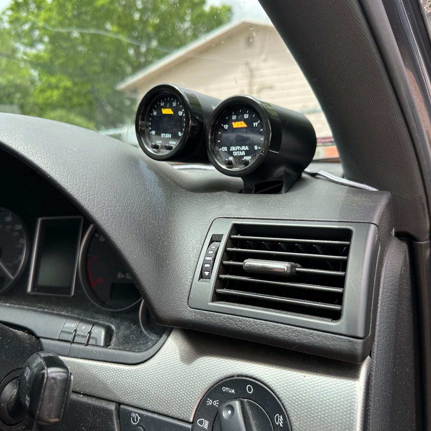 Dual gauge pod mount for Audi A4, S4 2002-2008 functional defrost vent